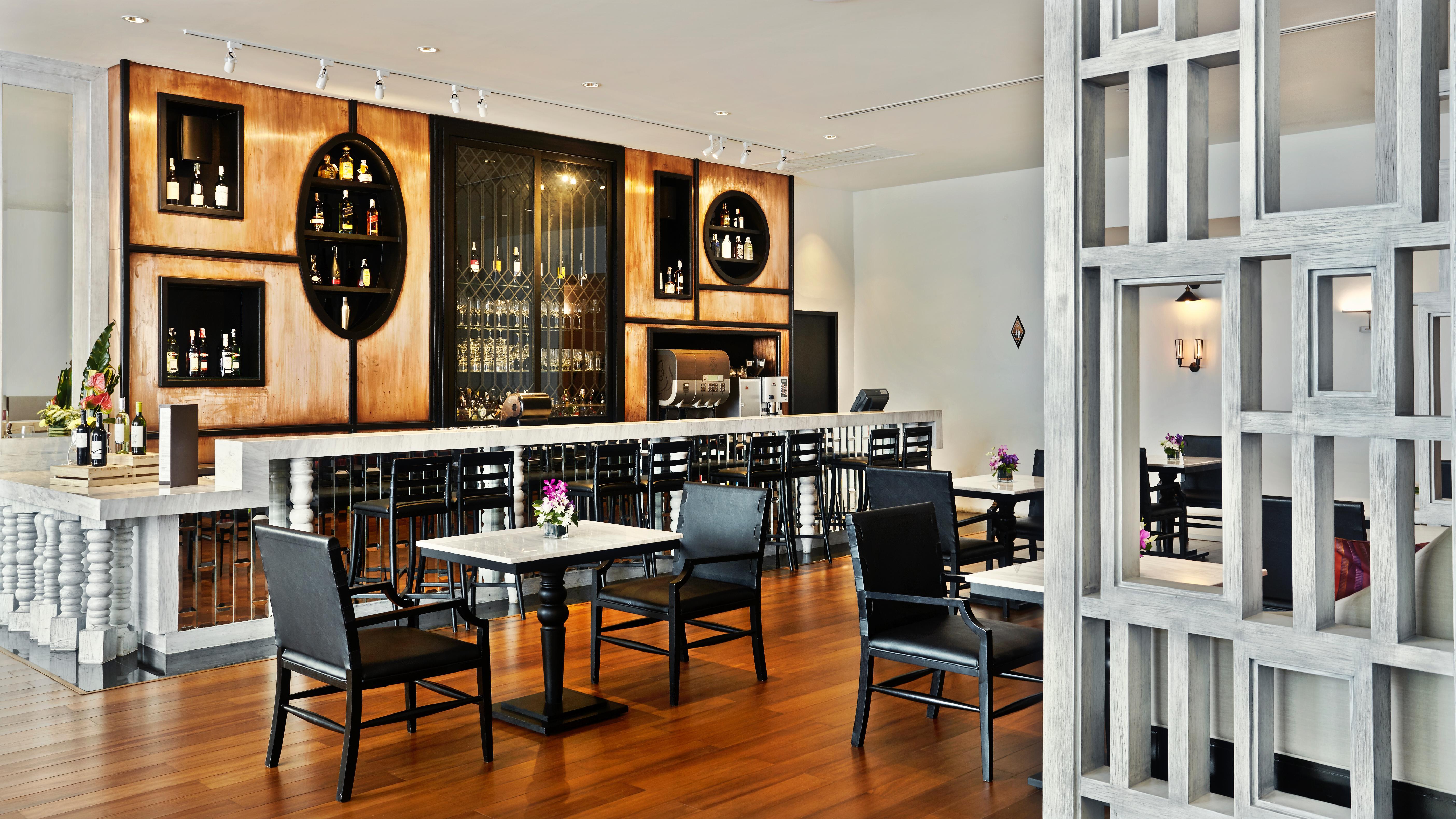 Moevenpick Hotel Sukhumvit 15 Bangkok Luaran gambar The lounge at the airport
