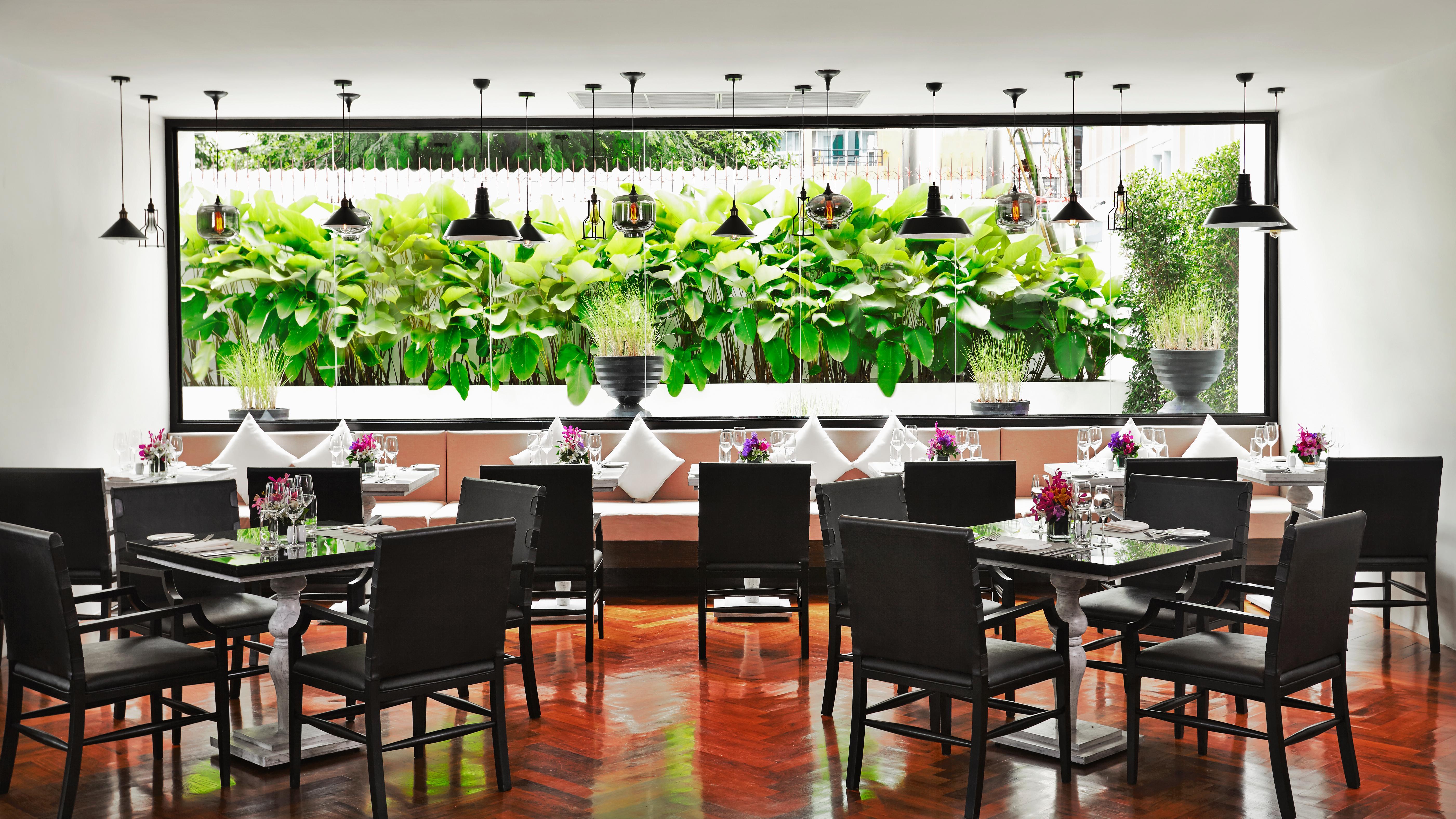 Moevenpick Hotel Sukhumvit 15 Bangkok Luaran gambar The interior of the restaurant