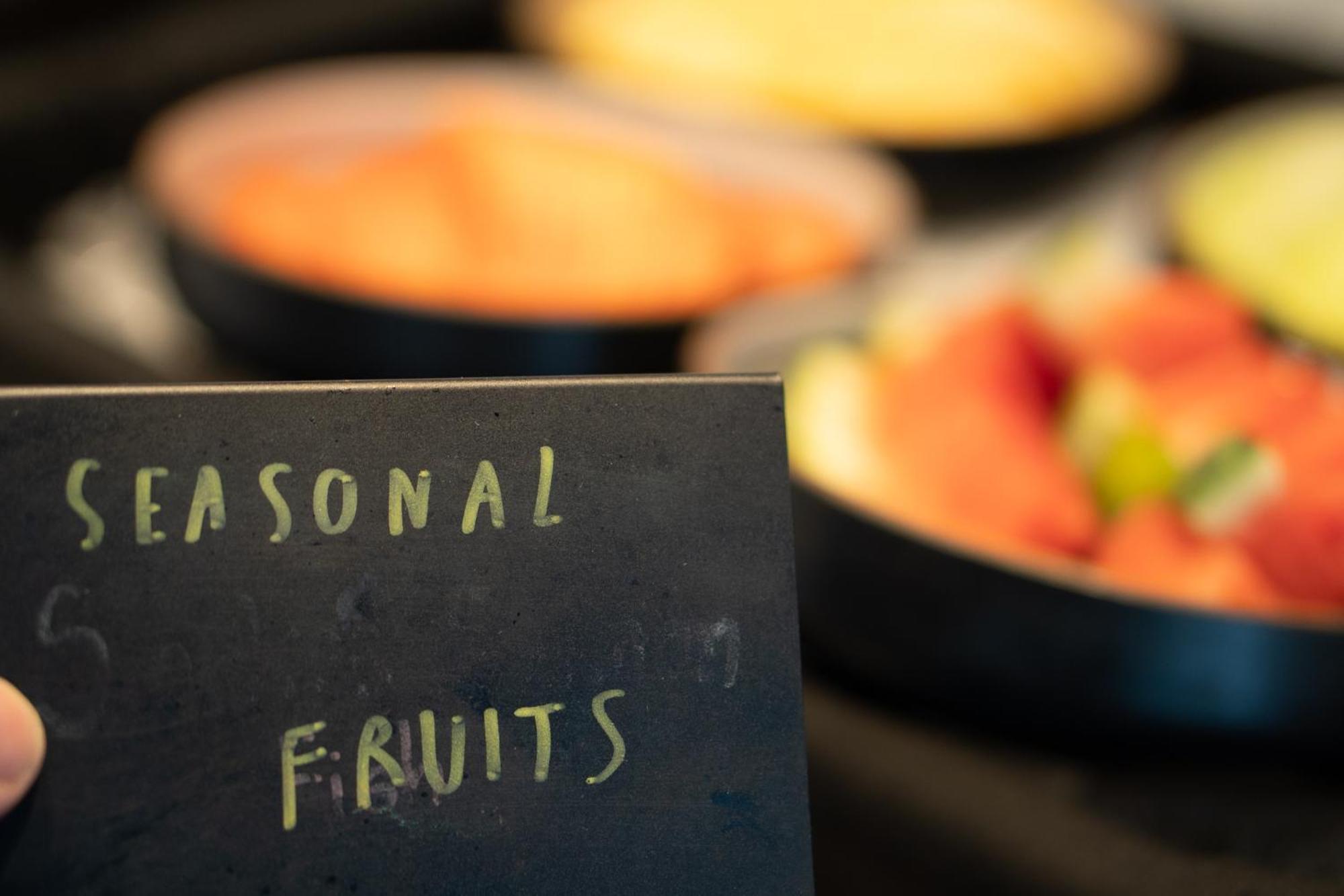 Moevenpick Hotel Sukhumvit 15 Bangkok Luaran gambar Seasonal fruits
