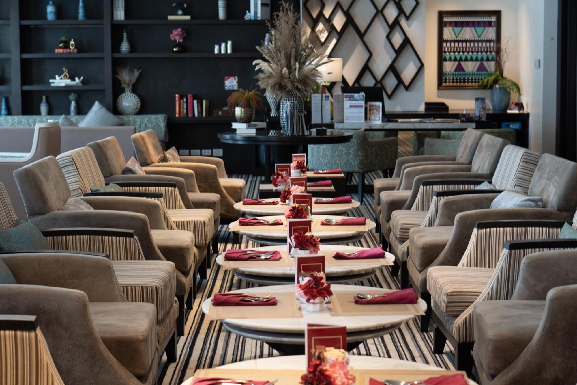 Moevenpick Hotel Sukhumvit 15 Bangkok Luaran gambar The lounge at the airport