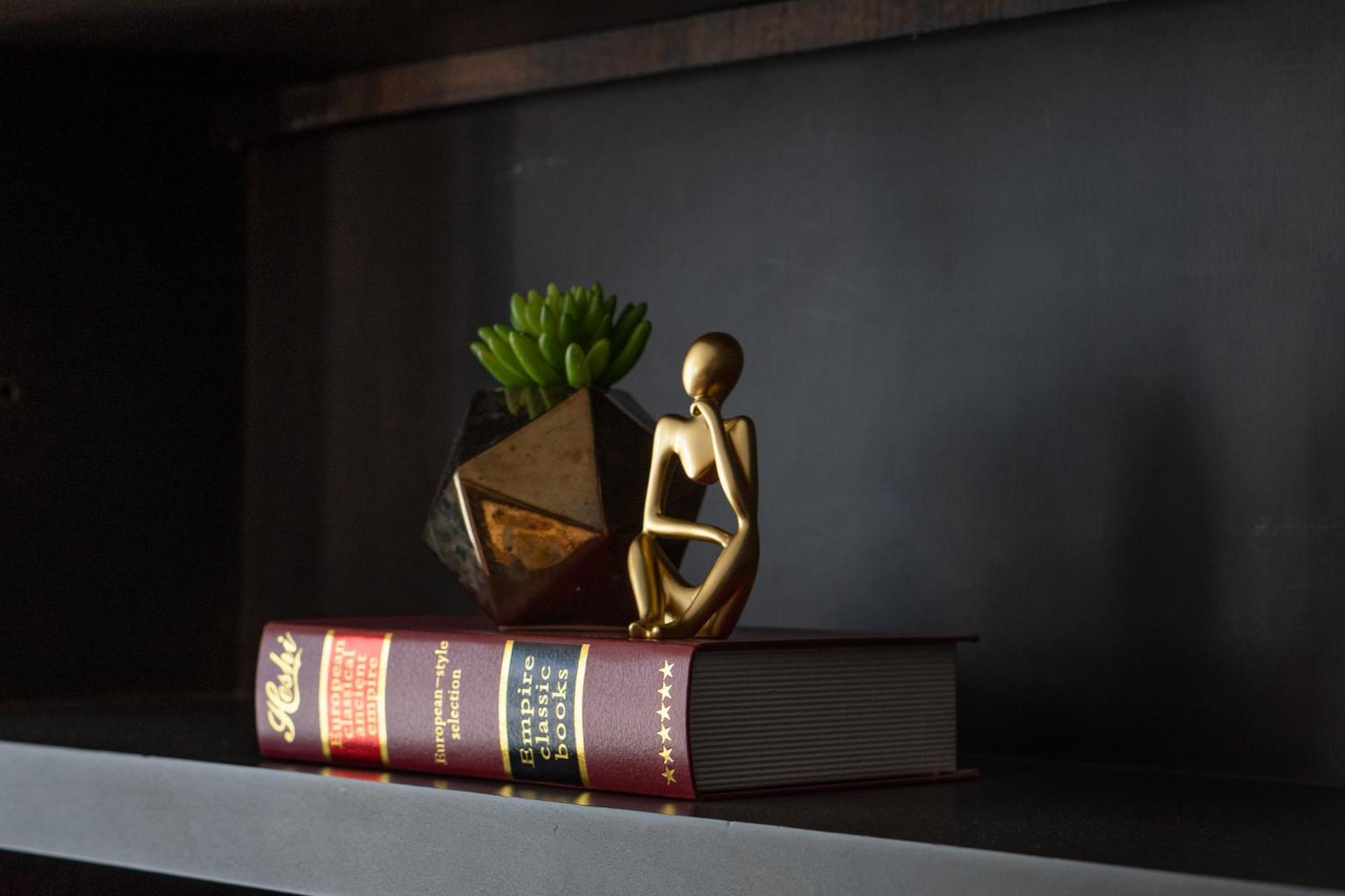 Moevenpick Hotel Sukhumvit 15 Bangkok Luaran gambar The Thinker
