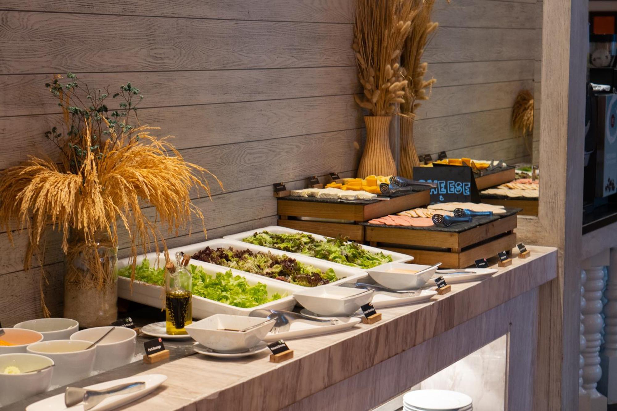 Moevenpick Hotel Sukhumvit 15 Bangkok Luaran gambar A salad bar