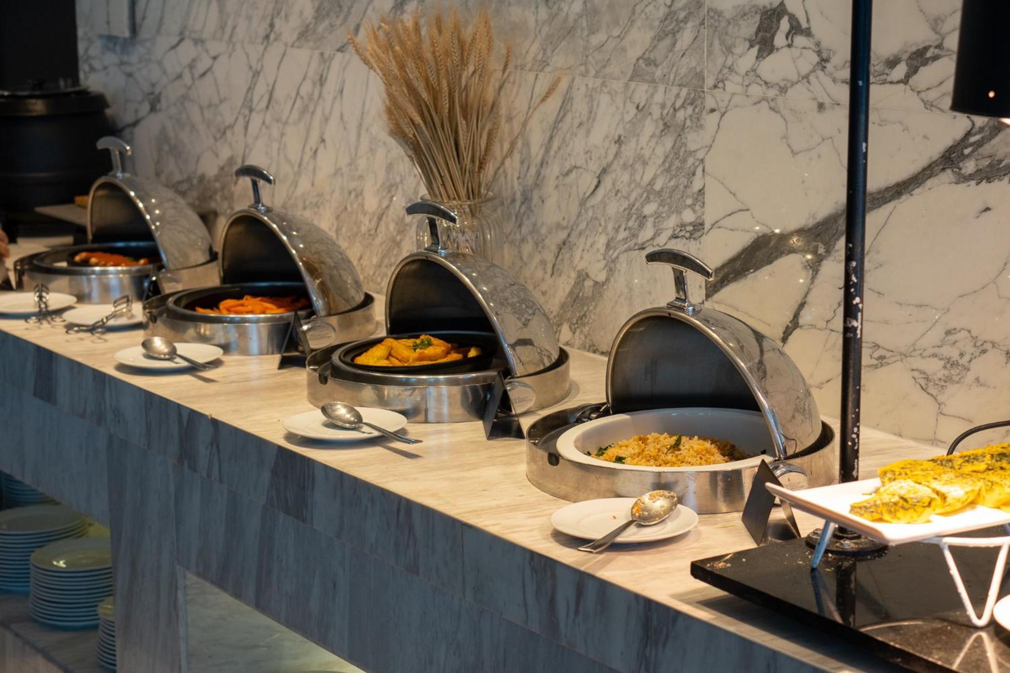 Moevenpick Hotel Sukhumvit 15 Bangkok Luaran gambar A selection of Indian cuisine at a buffet