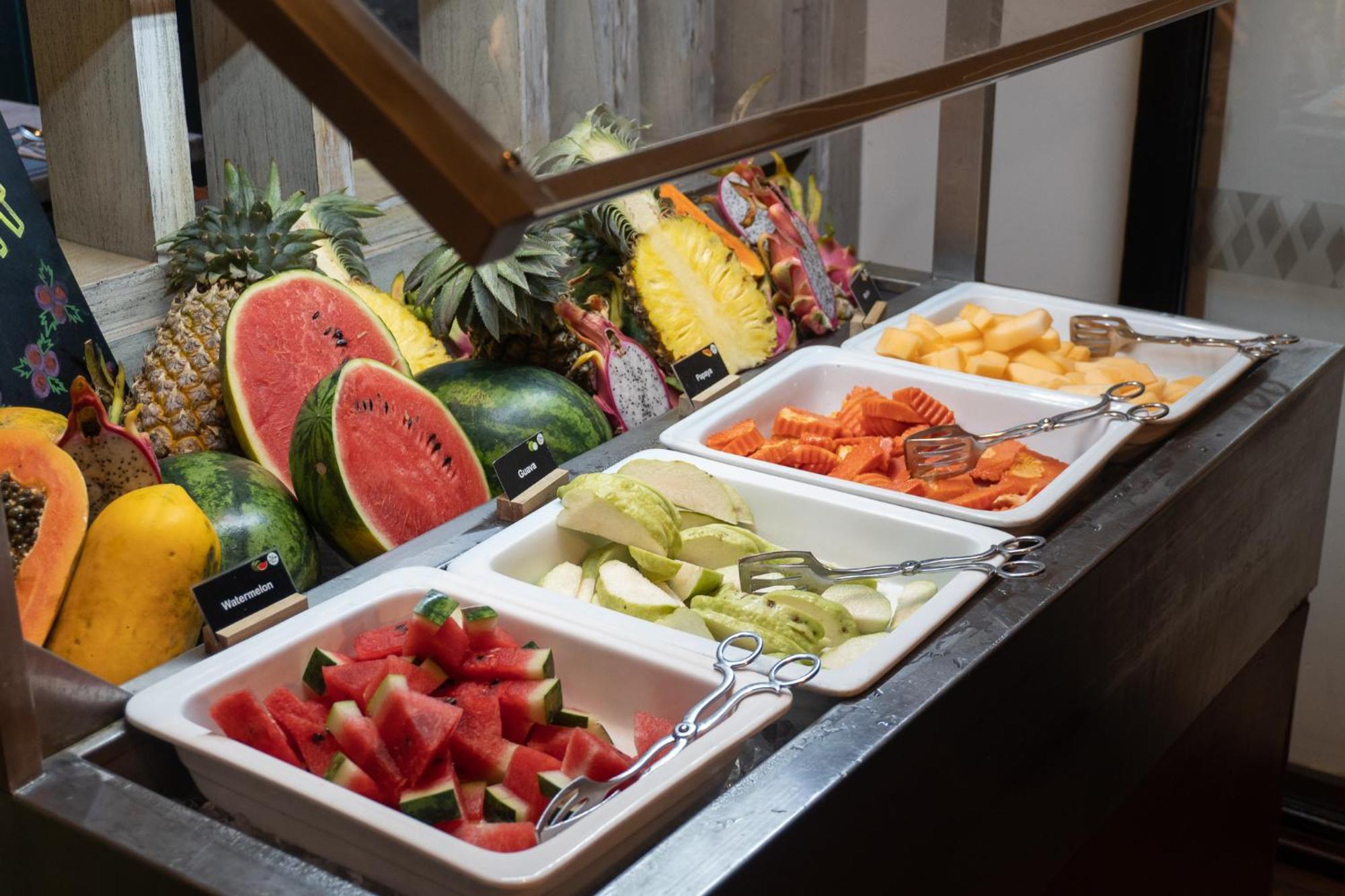 Moevenpick Hotel Sukhumvit 15 Bangkok Luaran gambar Fruit salad