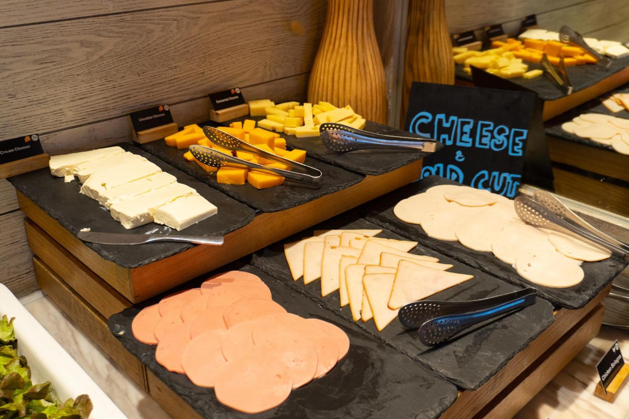 Moevenpick Hotel Sukhumvit 15 Bangkok Luaran gambar Cheese and cold cuts