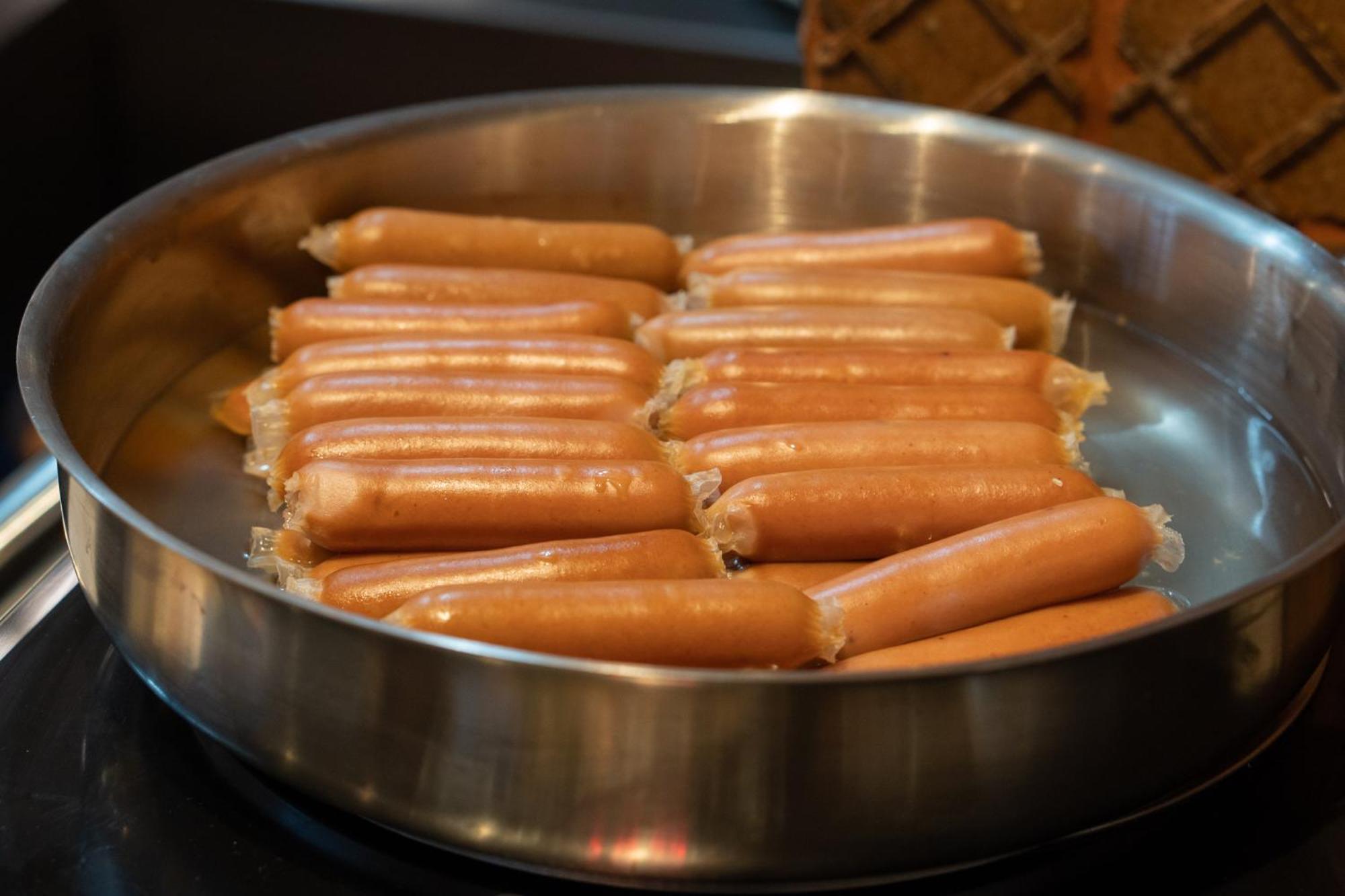 Moevenpick Hotel Sukhumvit 15 Bangkok Luaran gambar A pan of uncooked chipolata sausages