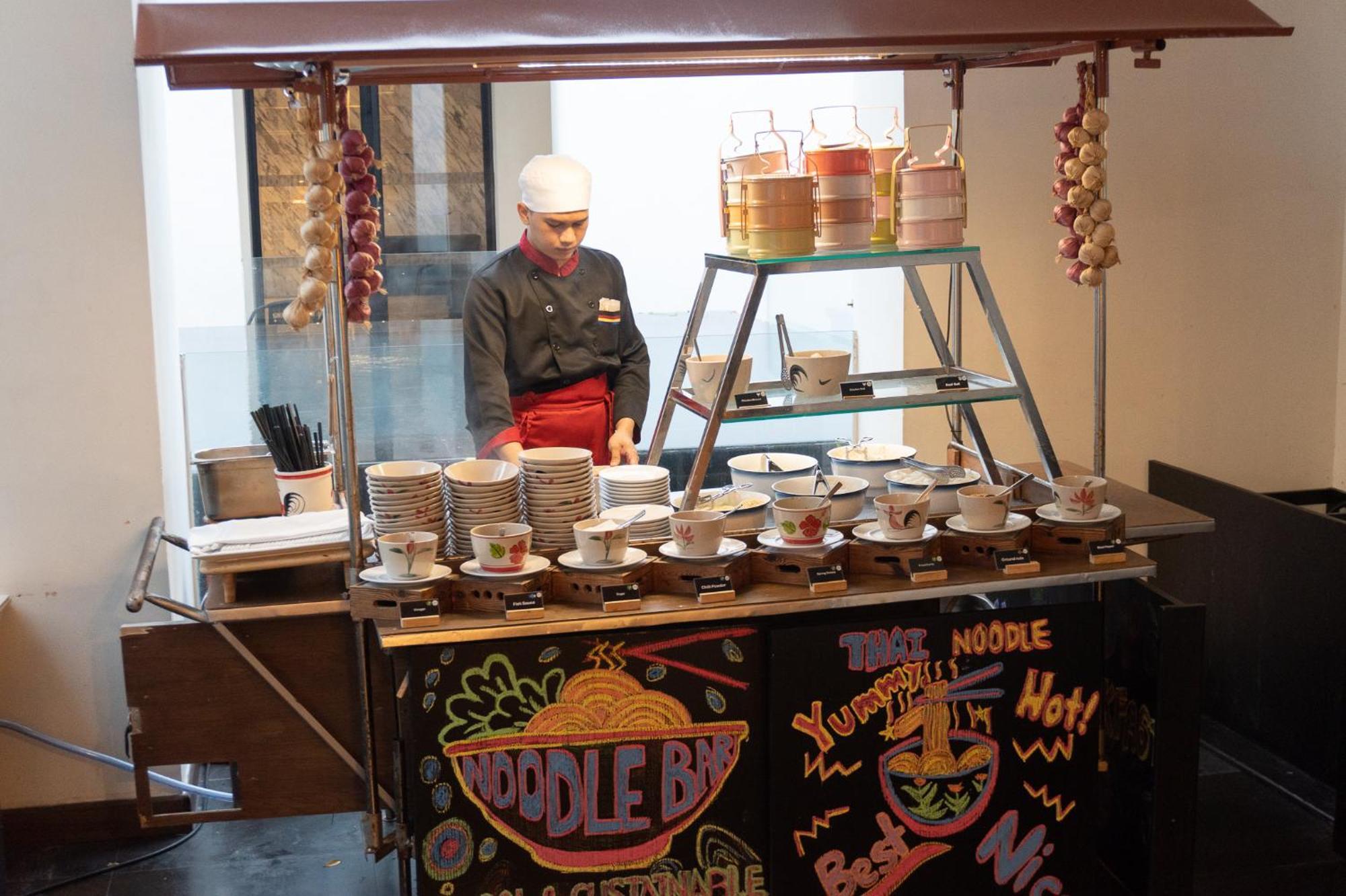 Moevenpick Hotel Sukhumvit 15 Bangkok Luaran gambar A noodle bar in Prague