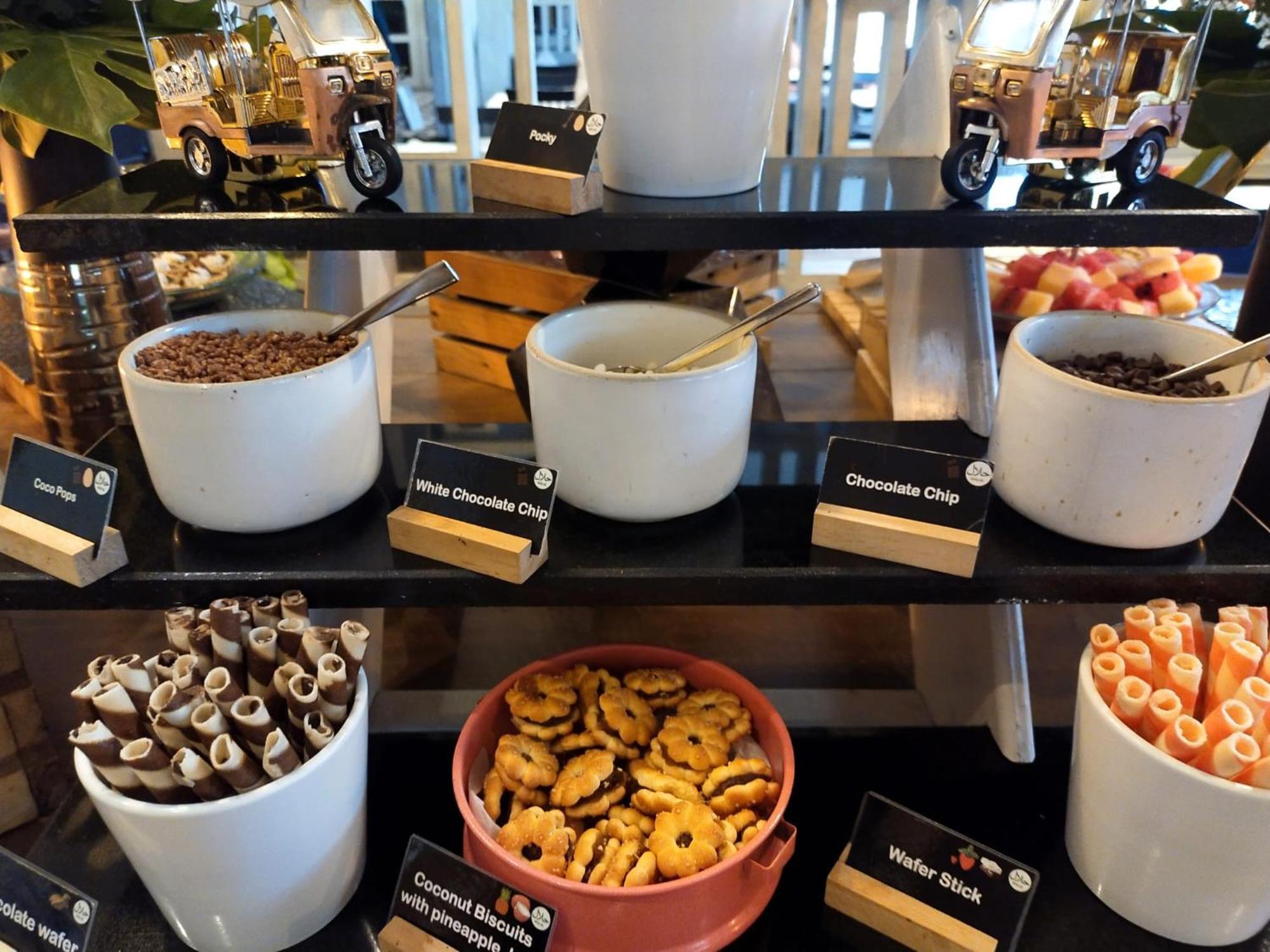 Moevenpick Hotel Sukhumvit 15 Bangkok Luaran gambar Various toppings available at a Starbucks Reserve bar