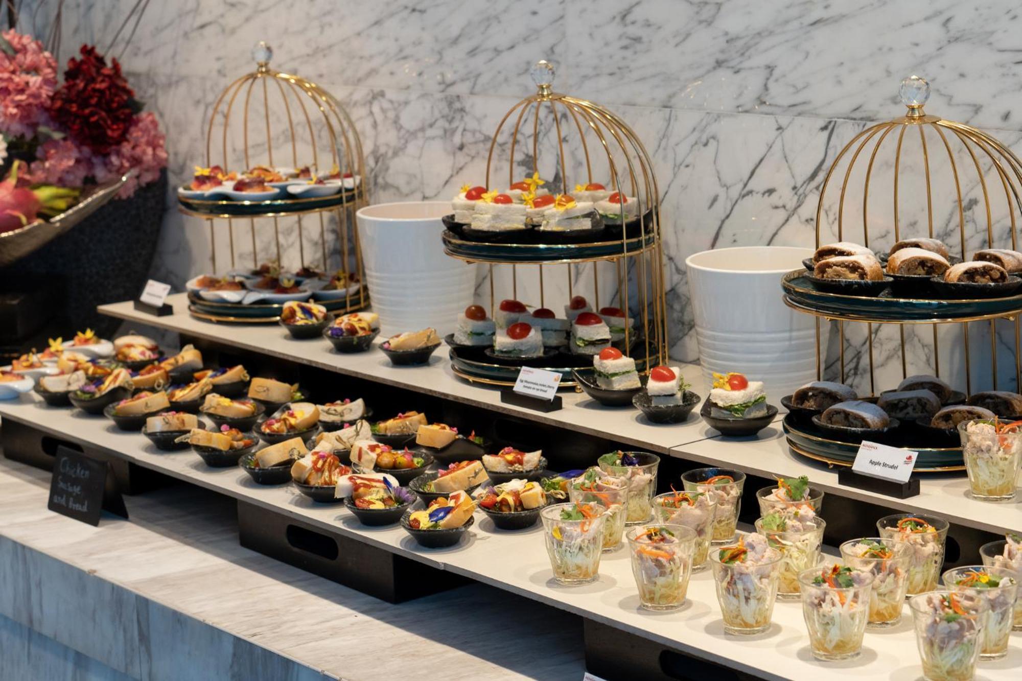 Moevenpick Hotel Sukhumvit 15 Bangkok Luaran gambar A buffet of hors d'oeuvres
