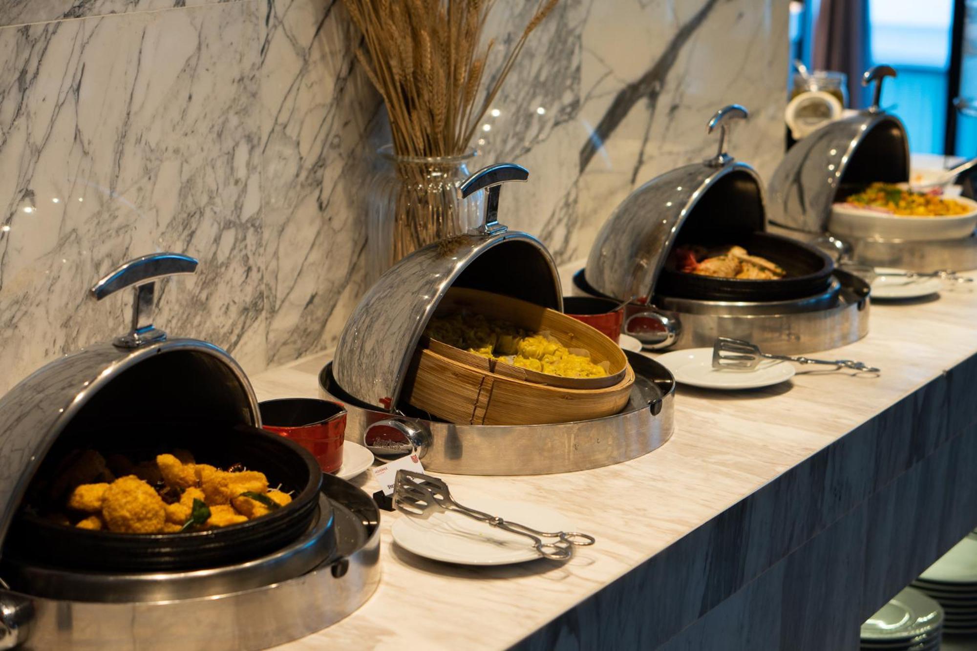Moevenpick Hotel Sukhumvit 15 Bangkok Luaran gambar A selection of food at a buffet
