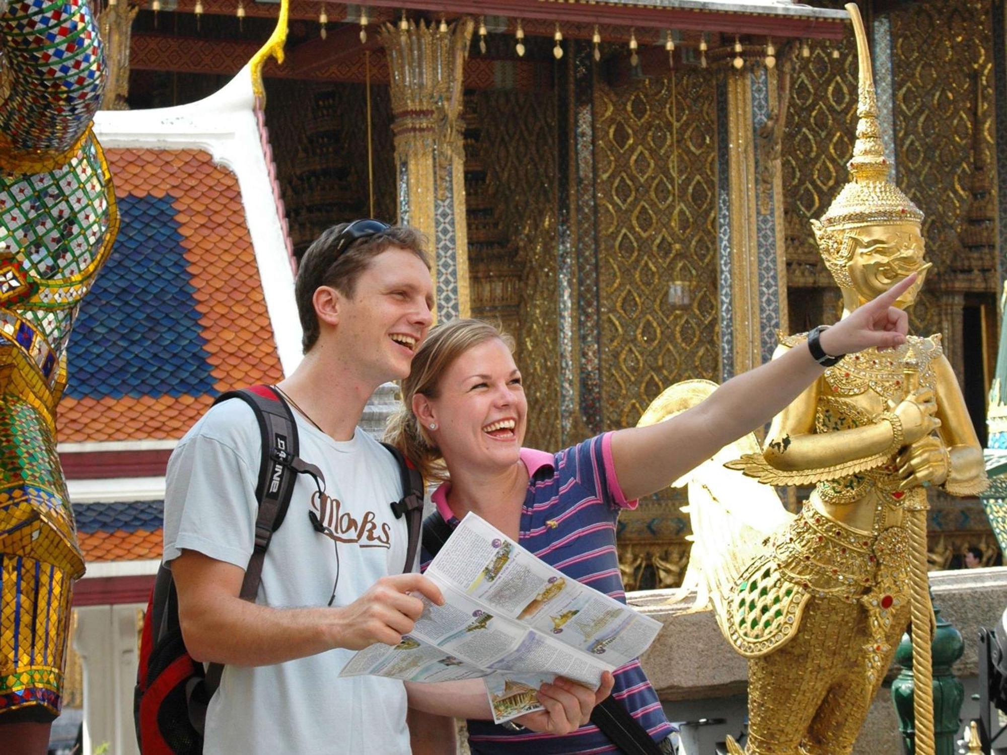 Moevenpick Hotel Sukhumvit 15 Bangkok Luaran gambar Russian tourists in Bangkok